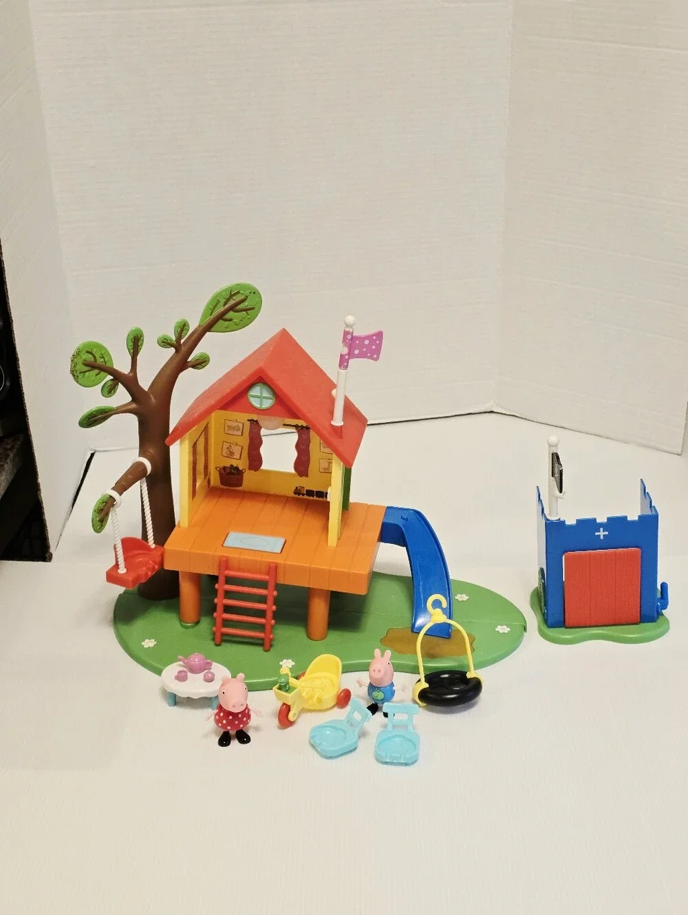 Peppa Pig’s Treehouse & George Fort Treehouse READ